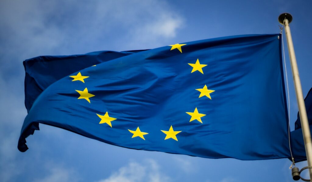Europaflagge als Symbol für den AI Act der Europäischen Union