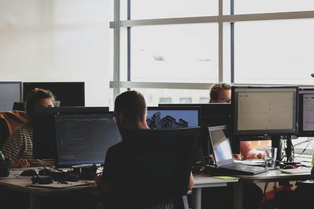 IT-Sicherheitsteam überwacht Systeme am Monitor im Rahmen des Cybersecurity-Notfallplans