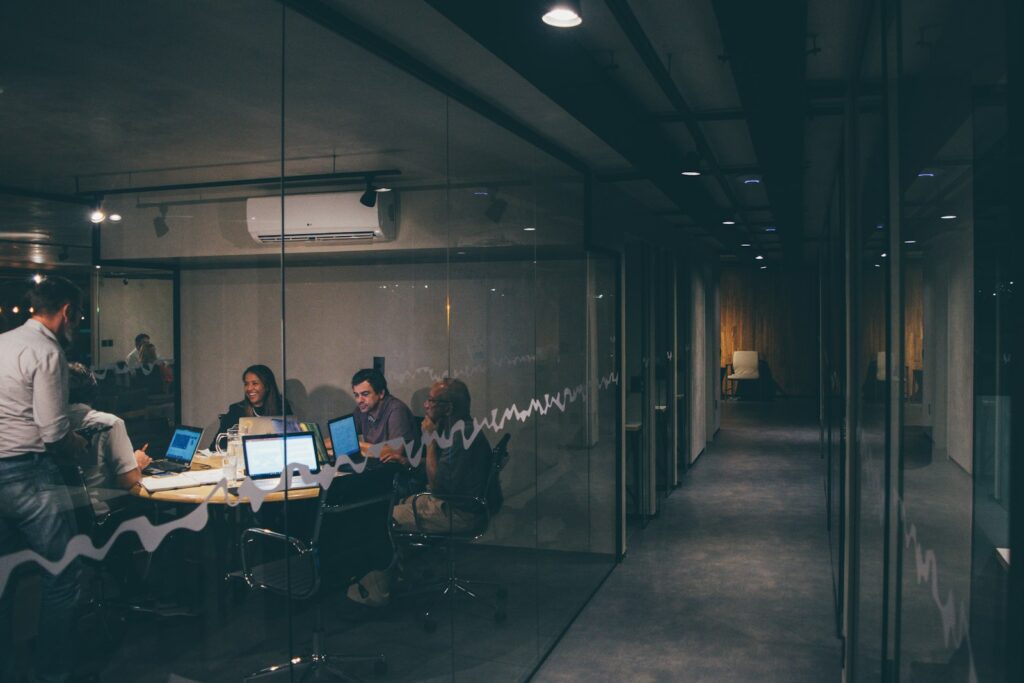 Gruppe in einer Besprechung am Tisch: effiziente Meetings mit klarer Agenda