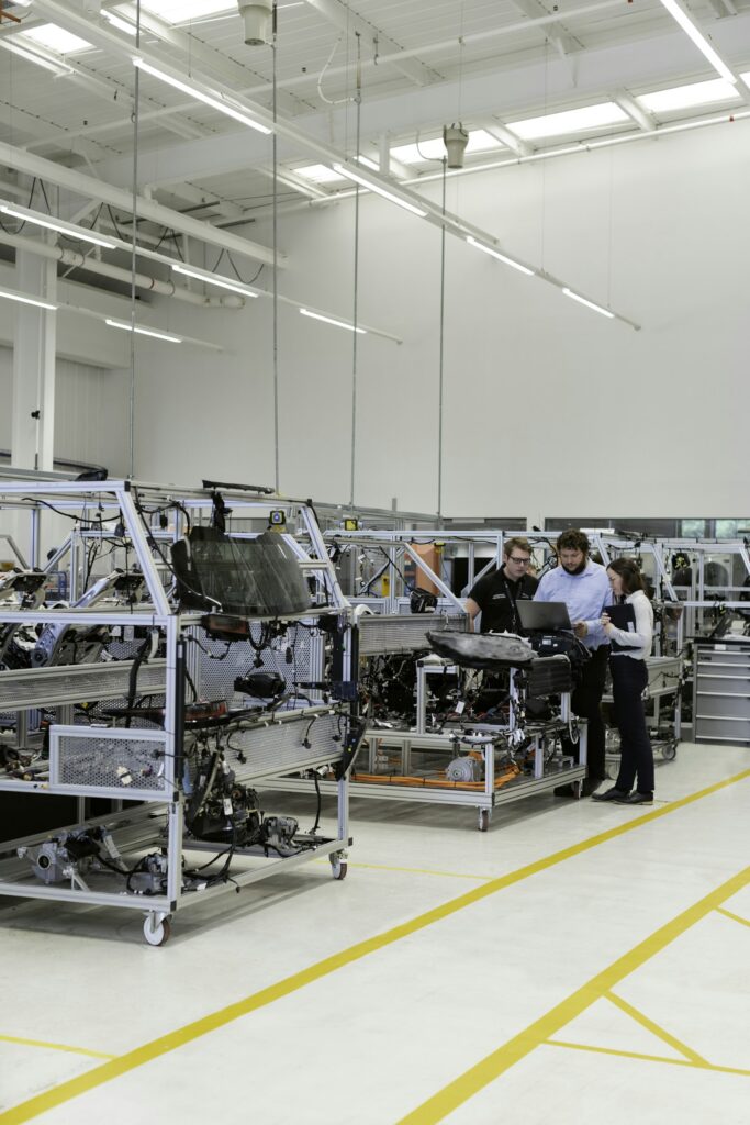 Ingenieure in einer Fabrikhalle: Viele Hidden Champions stammen aus dem Maschinenbau