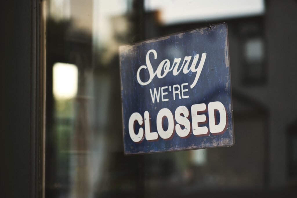 Geschlossen-Schild an einer Glastür als Symbol für steigende Insolvenzen