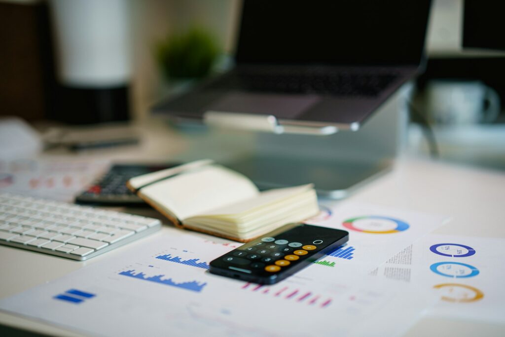Finanzcharts auf dem Schreibtisch zur Steuerung des Working Capital