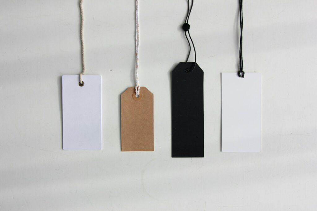 Leere Preisschilder aus Papier als Sinnbild für eine durchdachte Preisstrategie