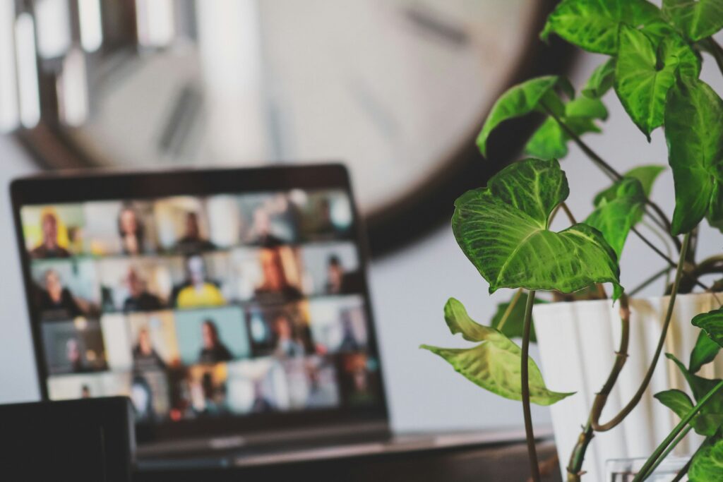 Laptop mit Videocall im Homeoffice als Symbol für Vertrauen in hybriden Teams